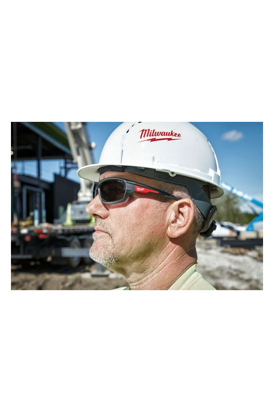 Védőszemüveg EN166 és EN170/172-ra bevizsgált sötétített Performance Milwaukee - 4932471884
